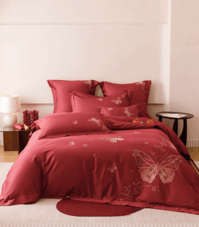 Πολυτελές σετ κλινοσκεπασμάτων από 100% βαμβάκι μακριάς ίνας (Long Staple) με χρυσό κέντημα , ρομαντικό βαθύ κόκκινο χρώμα για κρεβάτι διπλό και υπέρδιπλο 4 Seasons Collectionn