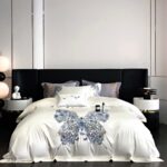 Πολυτελές σετ κλινοσκεπασμάτων Blue Feather με 3D κέντημα πεταλούδων, που χαρίζει κομψότητα και πολυτέλεια στο υπνοδωμάτιό σας.