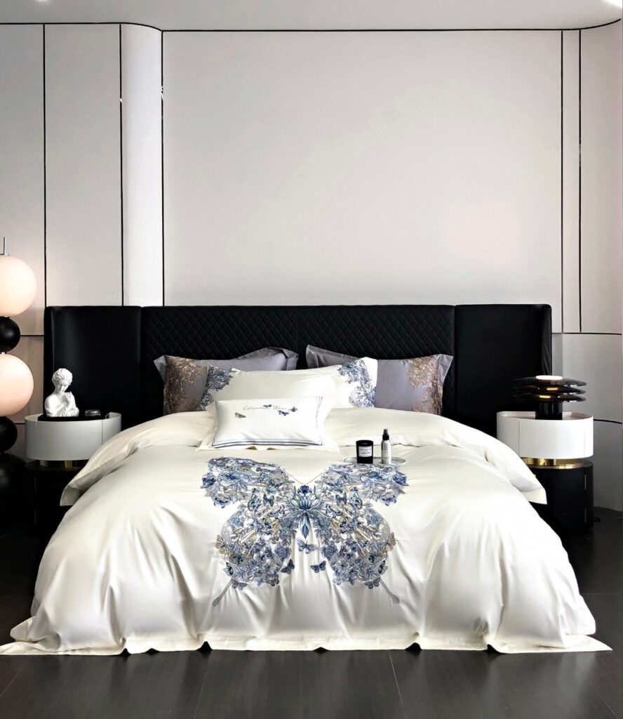 Πολυτελές σετ κλινοσκεπασμάτων Blue Feather με 3D κέντημα πεταλούδων, που χαρίζει κομψότητα και πολυτέλεια στο υπνοδωμάτιό σας.