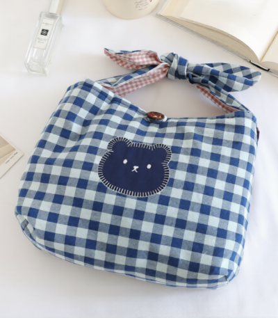 Βαμβακερή Τσάντα Χειρός με Φιόγκο & Κεντημένο Αρκουδάκι καρό μπλε