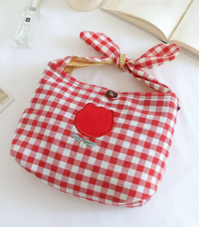 Βαμβακερή Τσάντα Χειρός με Φιόγκο & Κεντημένο Μήλο – Καρό κόκκινο
