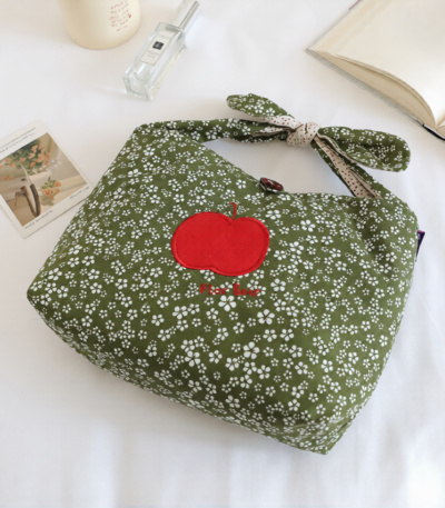 Βαμβακερή Τσάντα Χειρός με Φιόγκο & Κεντημένο Μήλο – Φλοράλ Πράσινο