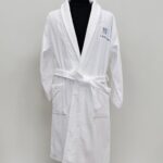 Μπουρνούζι Λευκό Βαμβακερό Διπλής Υφής Unisex – Πετσετέ Εσωτερικό & Βελουτέ Εξωτερικό