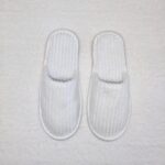 Λευκές Παντόφλες με Κομψή Πλισέ Fleece Υφή από Μαλακό Ύφασμα